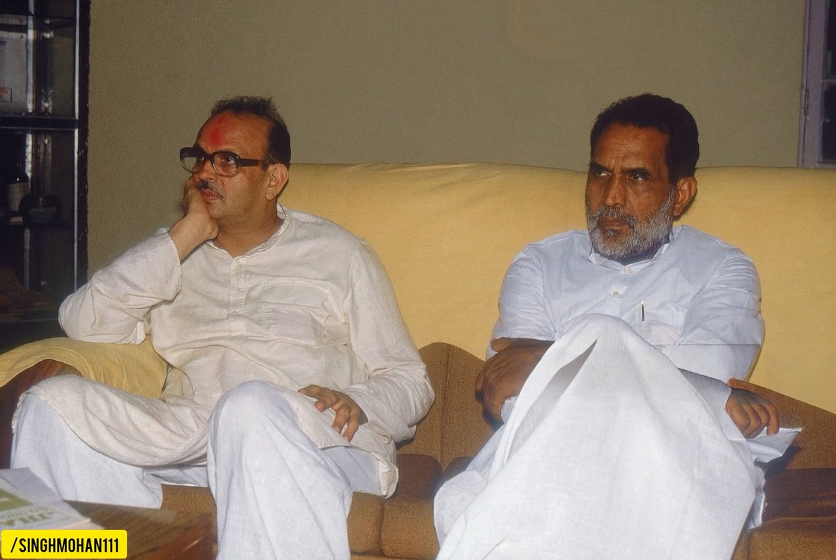 गरीबों, वंचितों,पिछड़ों व दलितों को मुख्यधारा में जोड़ने वाले मंडल मसीहा भारत के पूर्व प्रधानमंत्री श्रद्धेय विश्वनाथ प्रताप सिंह , श्रद्धेय चंद्रशेखर सिंह ! जय संविधान 📕 #Constitution #pmoindia #rajputana #pm #thakur