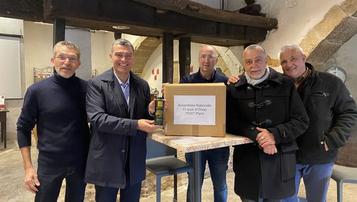 iciazur's tweet photo. De l'huile d'olive maralpine en route vers l'Assemblée nationale
➡️ https://t.co/EVwyMLWKBH https://t.co/ar8V3iLLBH