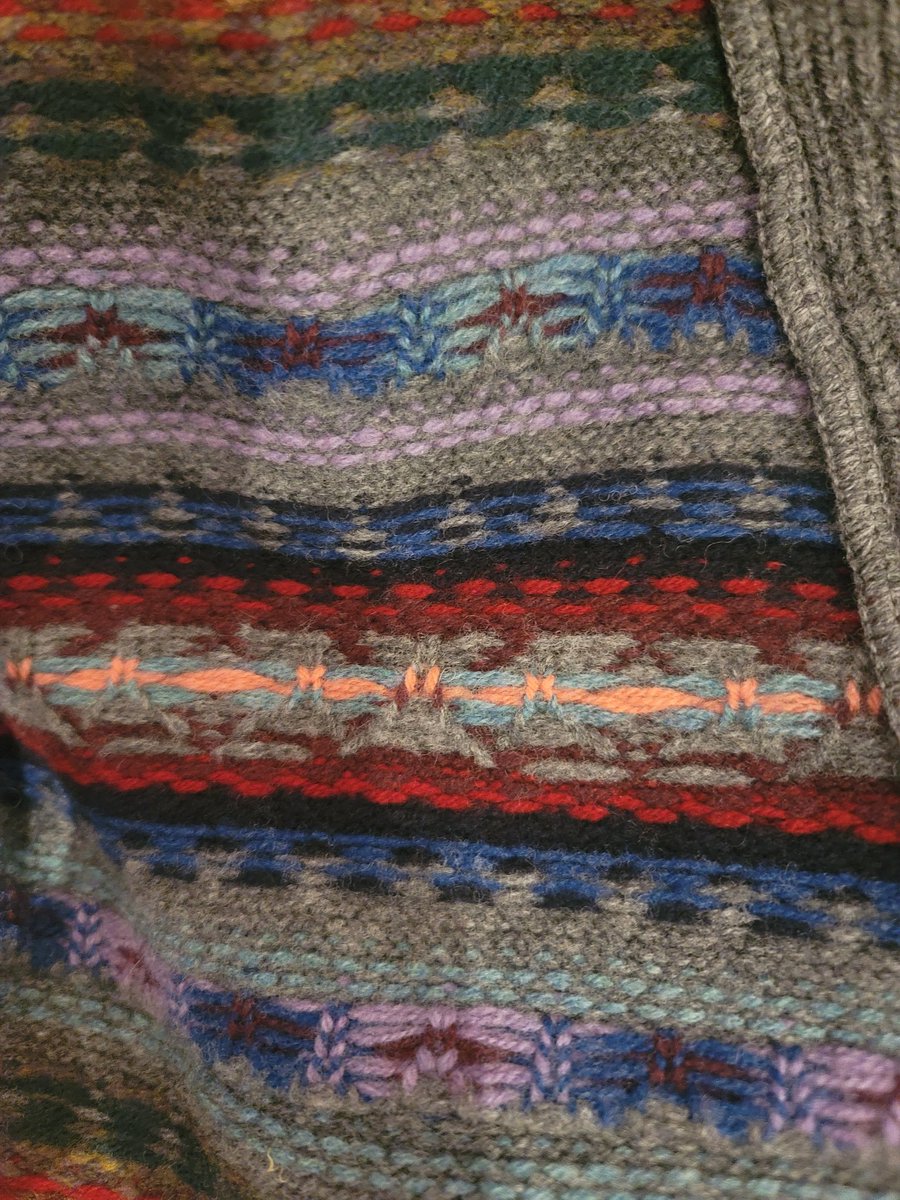 아울렛에서 귀여운 페어아일 니트를 샀는데 래더백 자카드 기법을 썼네요 ㅋㅋ