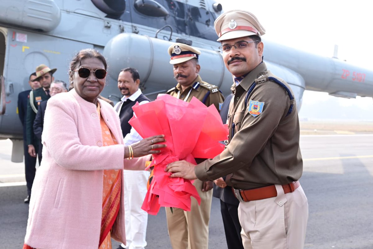 Jsr_police's tweet photo. माननीय राष्ट्रपति महोदया के पूर्वी सिंहभूम,जमशेदपुर आगमन पर सोनारी एयरपोर्ट में वरीय पुलिस अधीक्षक श्री पीयुष पाण्डेय ने पुष्पगुच्छ भेंट कर माननीय का अभिनंदन किया। @JharkhandCMO @JharkhandPolice @Michaelraj_ips @DIGKOLHAN https://t.co/j4rJHk2GeX