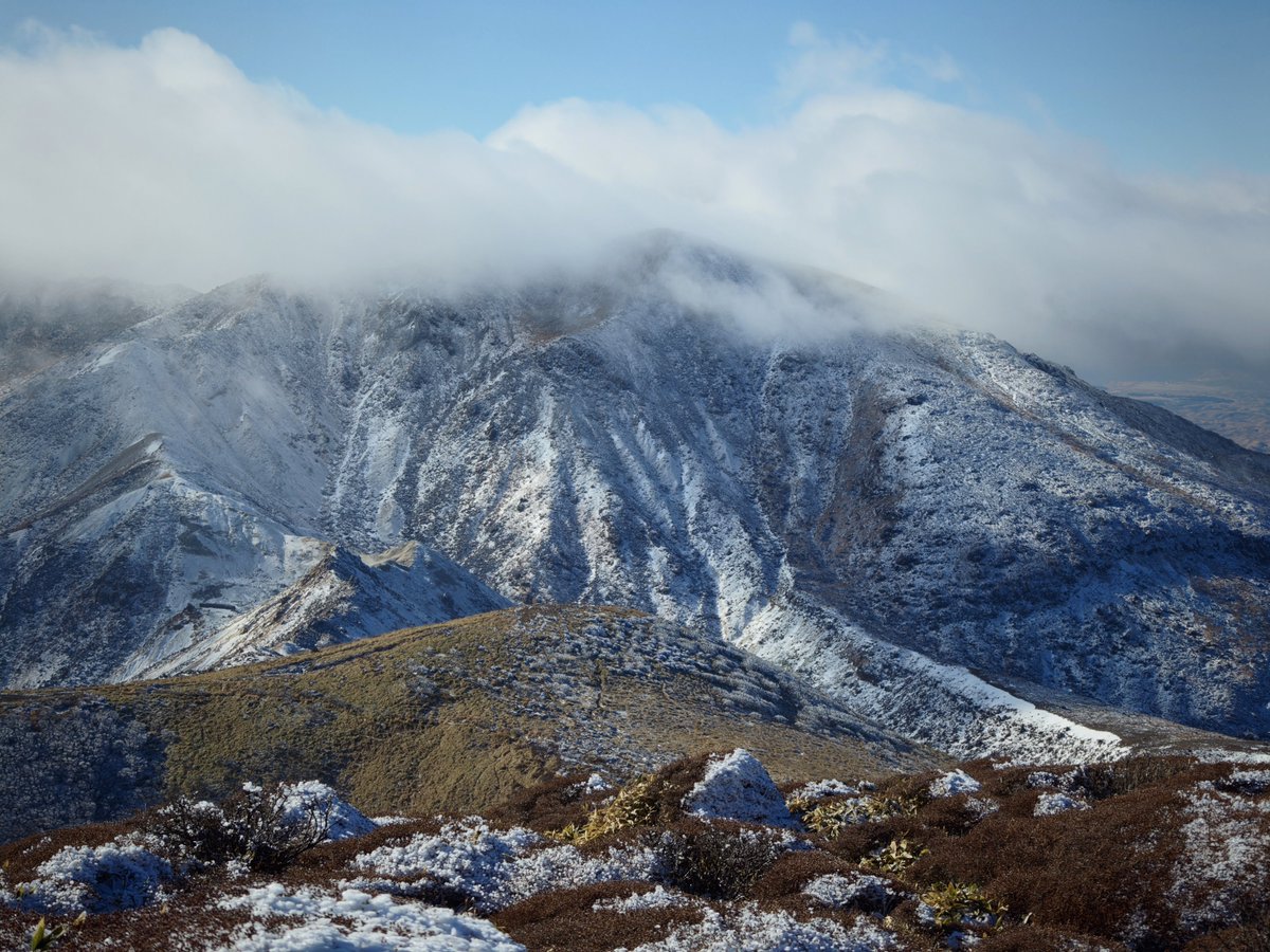 reject_dispute's tweet photo. 2025年の登り納めは息子と一緒に雪化粧の三俣山を登りました🏔️本当はもっと積雪があるときに登りたかったんですが仕方がないですね🥹 来年もいろんな山登りたいな🫠
#Findx8Ultra #OPPO #OPPOカメラ部 #おつかれ山 #三俣山 #くじゅう #登山 https://t.co/neozqYNm3Y