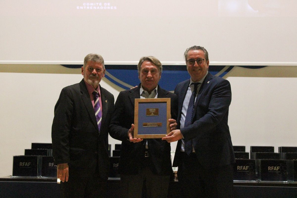 L'exjugador blaugrana i vicepresident de l'Agrupació, Esteban Vigo, ha rebut el Carnet d'Or del Comitè d'Entrenadors de la Federació Espanyola de Futbol. Enhorabona!