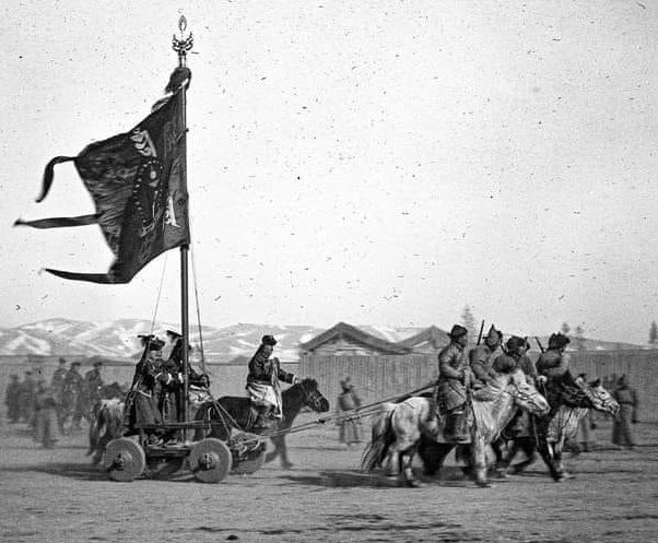 Богд Жавзандамба хутагт 1909 онд буулгасан нэгэн лүндэндээ: “эдүгээ манай Монголын … өнө удаан амар жаргалтай суухын аргыг бодох цаг болов. Зүгээр сууж энэ тухайг алдан өнгөрүүлбээс эрх жаргалтай суух байтугай, элдэв зовлонг үзэж газар шороогоо ч эзэмшиж чадахгүй болно. … олон