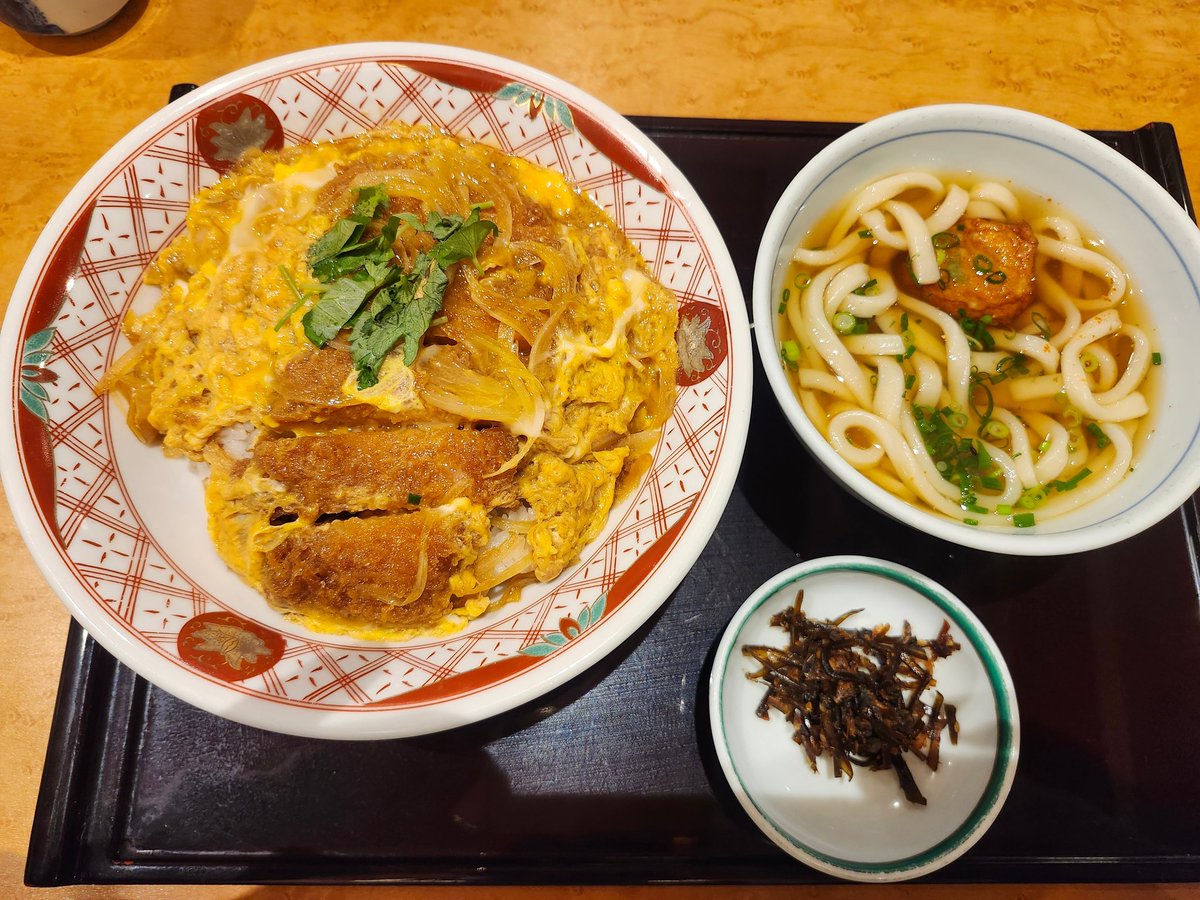 hikos660's tweet photo. 遅い昼めし
普通のカツ丼 https://t.co/tjSIIWuO94