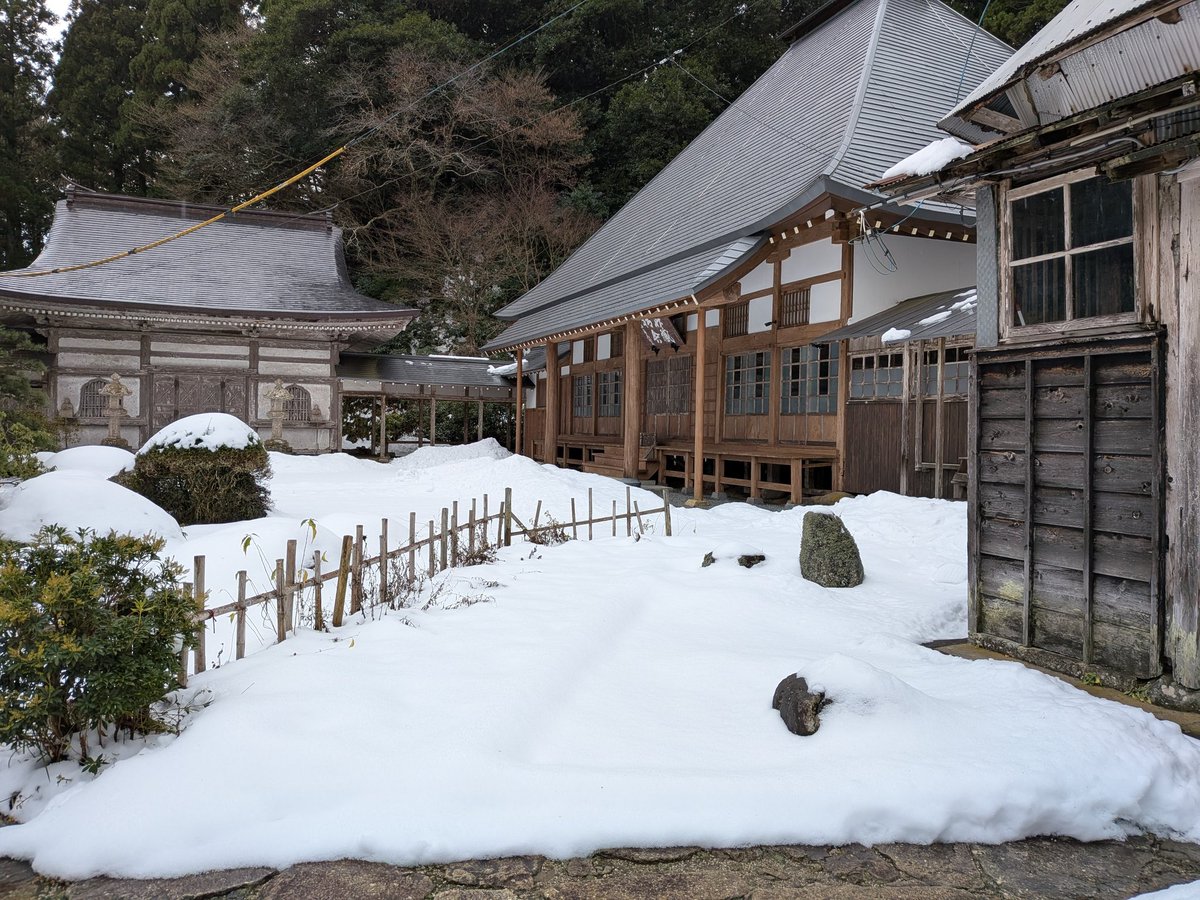 本日、久しぶりに華蔵寺に伺いました。華蔵寺は、雪の中でした。