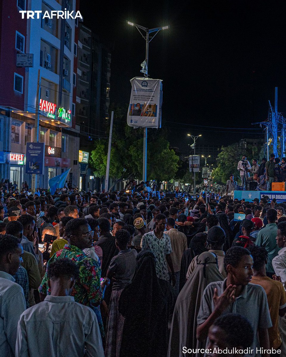 Thousands of Somalis took to the streets on Sunday night in Mogadishu, their country's capital, in protest against Israel's recognition of Somalia's breakaway region of Somaliland as an independent state. 

Waving Somali flags, the protesters strongly condemned Prime Minister