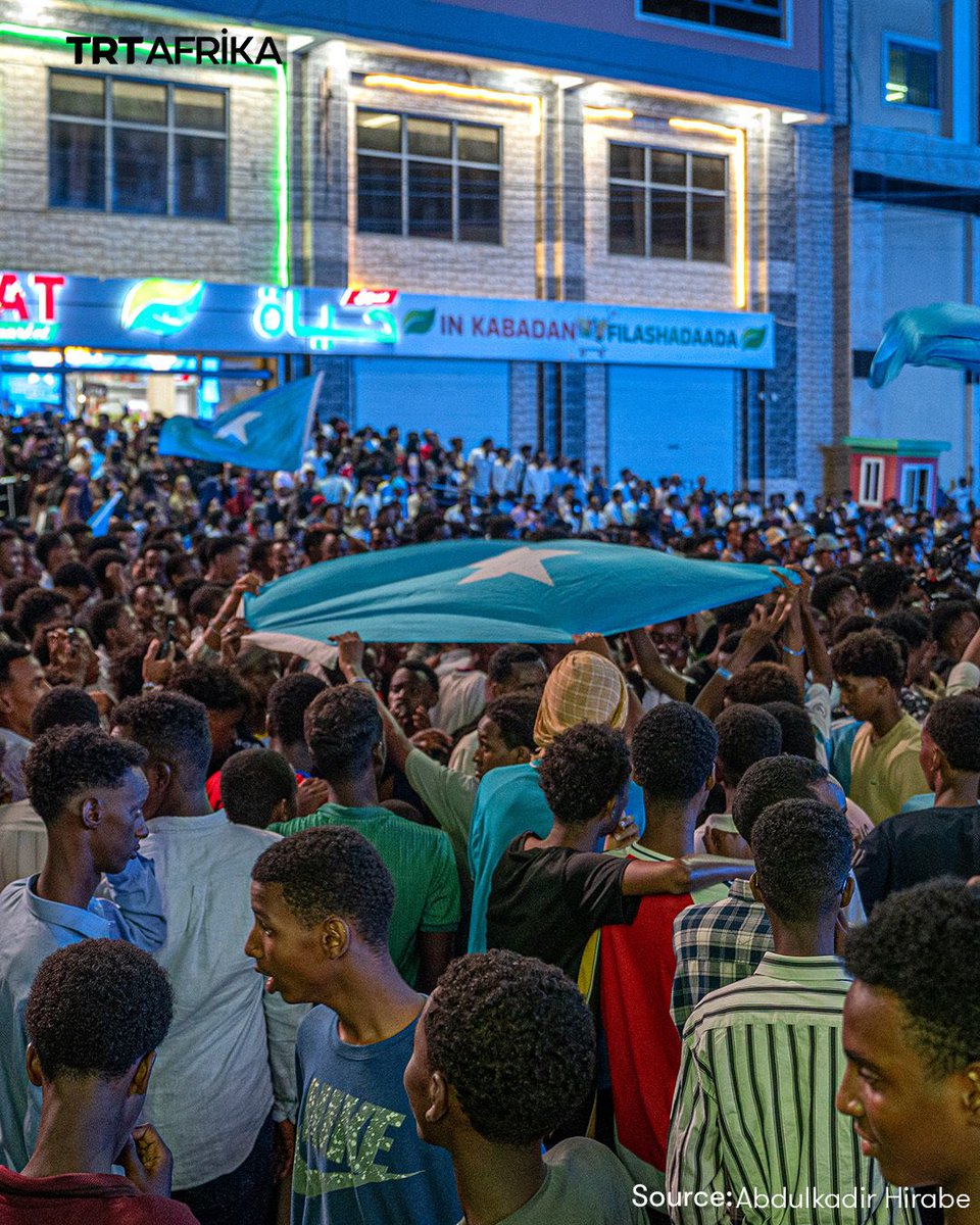 trtafrika's tweet photo. Thousands of Somalis took to the streets on Sunday night in Mogadishu, their country's capital, in protest against Israel's recognition of Somalia's breakaway region of Somaliland as an independent state. 

Waving Somali flags, the protesters strongly condemned Prime Minister Benjamin Netanyahu and voiced solidarity with the Federal Republic of Somalia. 

This comes as numerous countries and international blocs continue to show support for Somalia's sovereignty and territorial integrity, while denouncing Tel Aviv's decision