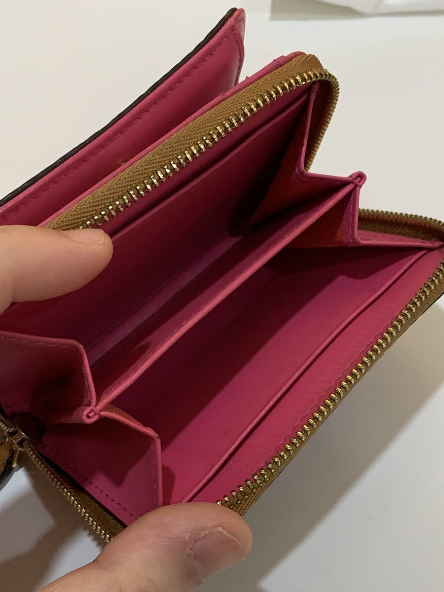 cknbbx's tweet photo. #ส่งต่อ กระเป๋าตังค์ #มือสอง MCM Brown with Blue calf leather wallet Visetos Mini Rabbit

ของแท้ สภาพ 80% (no box)
นอกจากลายกระต่ายที่มีจุดลอกเล็กน้อย ส่วนอื่นสภาพดีเหมือนใหม่เลยค่ะ

ราคา 550 บาท รวมส่งฟรี ems 

(สนใจ dm มาได้เลยค่ะ)

#กระเป๋ามือสอง #ของมือสอง #ส่งต่อกระเป๋า #mcm https://t.co/4Tp3YiqscM