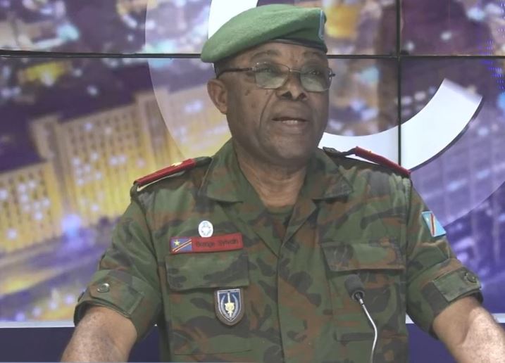 #RDC : Le Général‑Major Sylvain Ekenge, porte‑parole des #FARDC, a été suspendu par sa hiérarchie, selon des sources militaires. Cette décision intervient après des propos controversés tenus samedi dernier à la télévision nationale, jugés coe incitant à la haine contre les Tutsi.