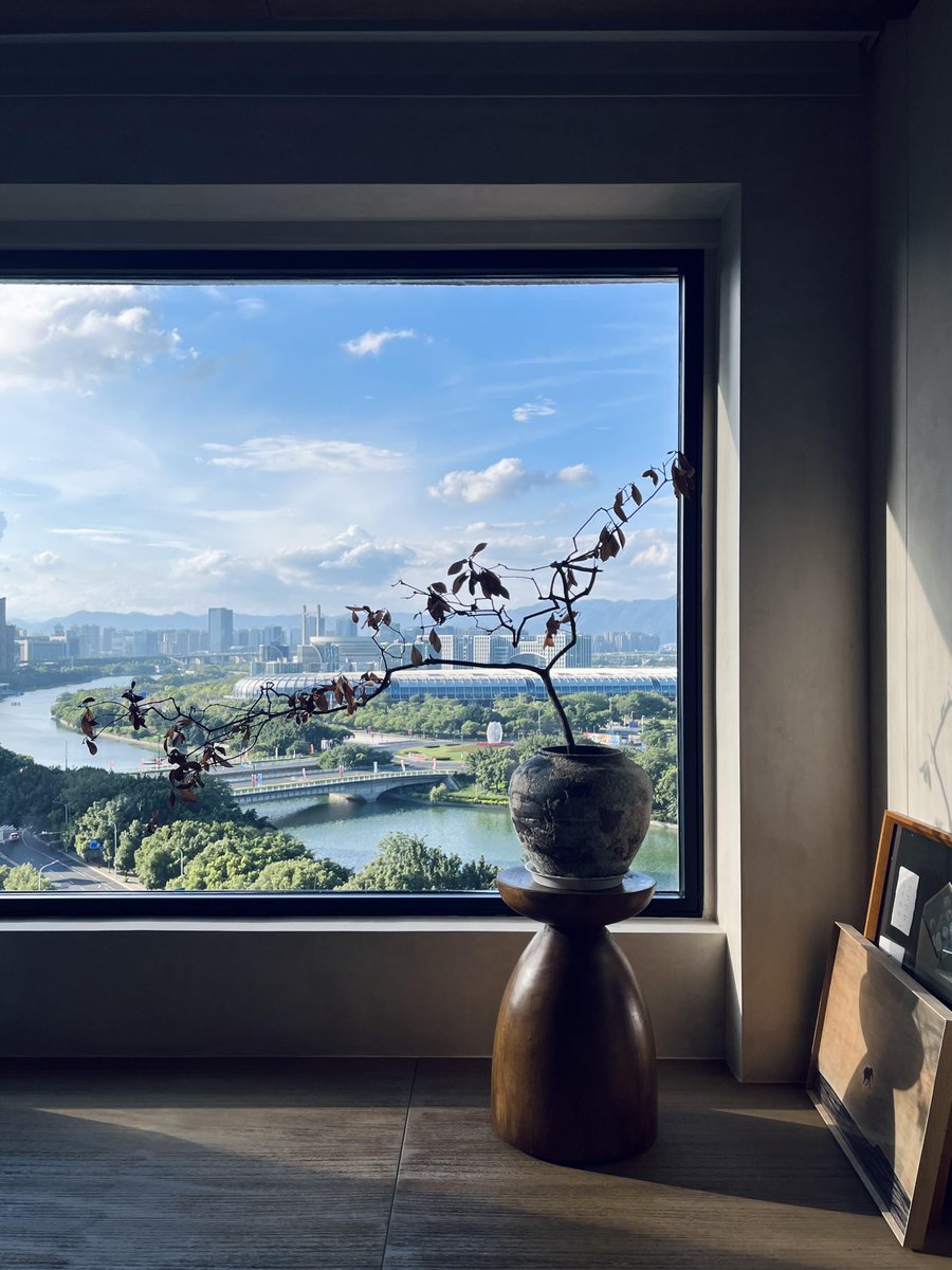 sdaeec's tweet image. 部屋の静けさの中で、