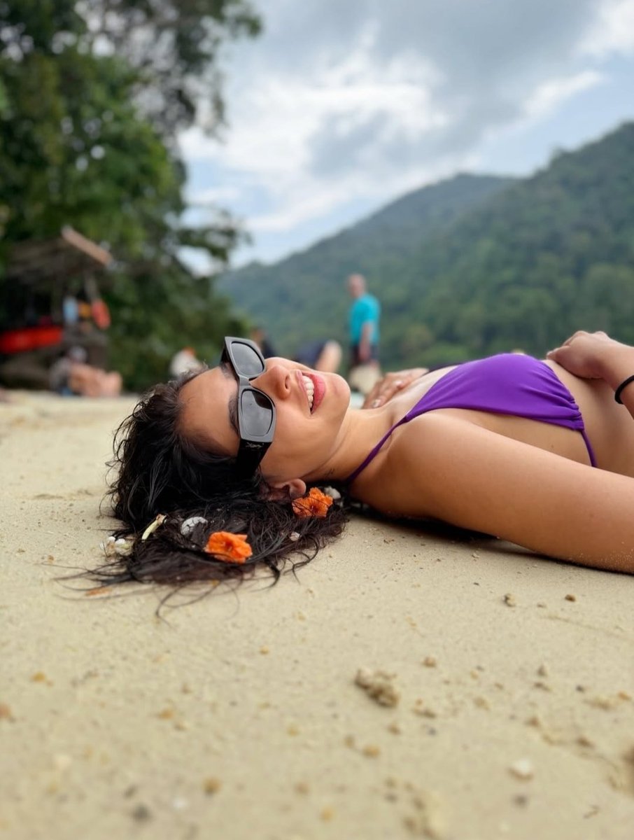 hotphotoclick's tweet image. Golden sun, purple fire—Niti Taylor resting where waves whisper her name 💜 

#NitiTaylor #indiangirl #desigirl