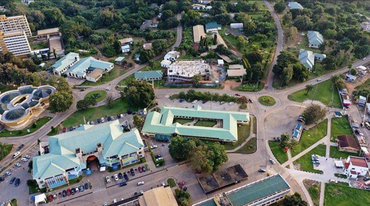 Monday morning sun, calm, and a peaceful atmosphere with organised and harmonious calls from prestigious bread sellers. 

Good morning KNUST, good morning Kumasi. 

#KNUSTGazette || #ThisIsKNUST 📸