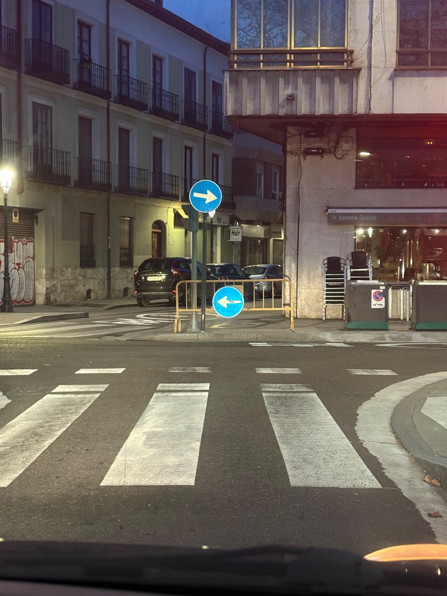 Mentollao's tweet photo. @AyuntamientoVLL que estoy en la plaza universidad y no sé hacia donde tengo la obligación den ir!! Una ayuda por favor https://t.co/3NBBRNYm8F
