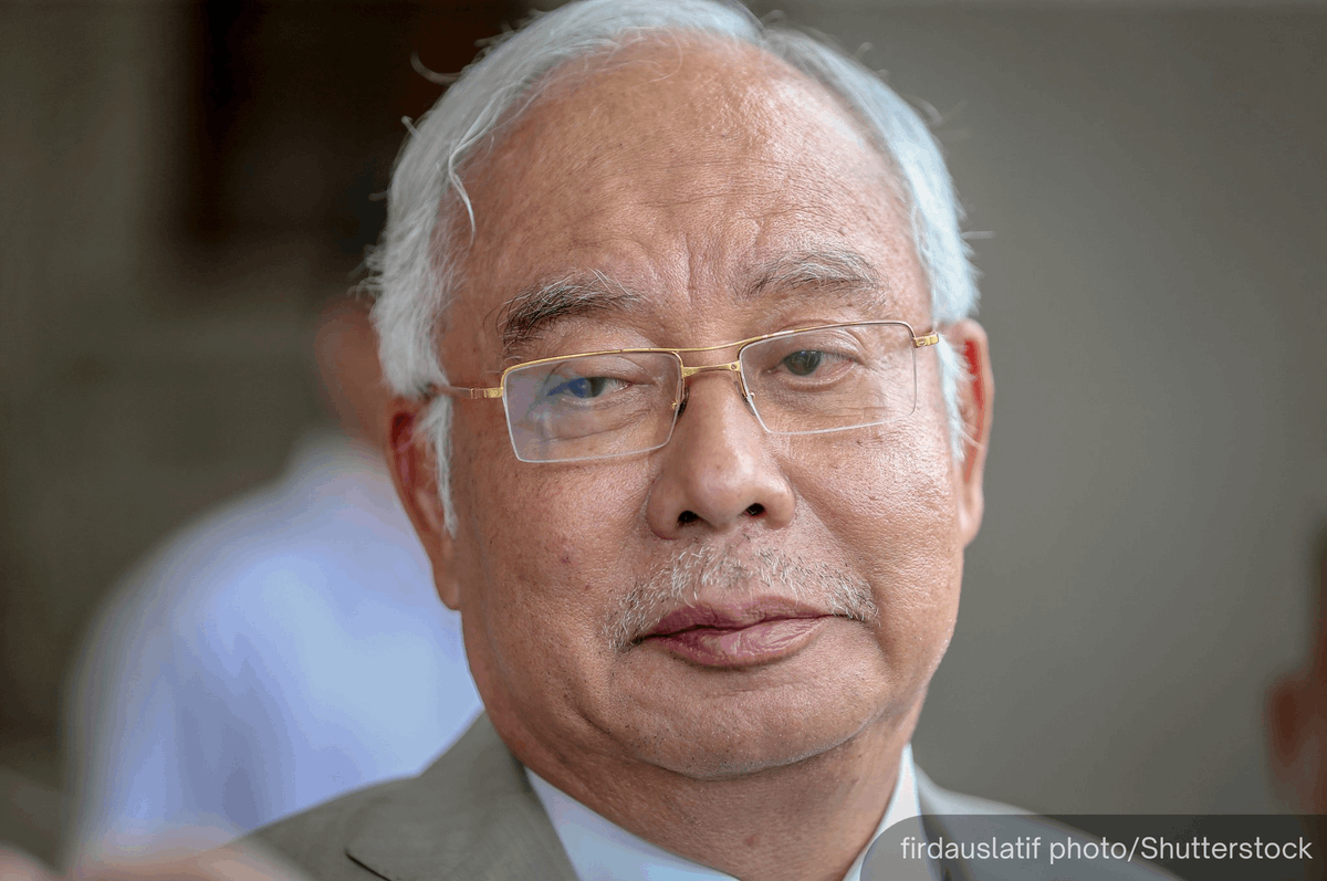NewsBFM's tweet image. Najib Razak has filed an appeal against the High Court's decision rejecting his bid to serve the remainder of his six-year SRC jail term at home.

“The notice of appeal for the addendum was filed on the 24th,” his lawyer, Farhan Shafee, told Malay Mail.

🧵1