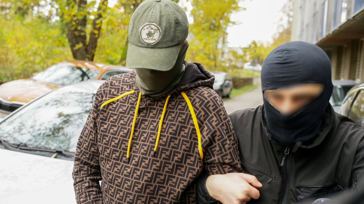 Osiem bmw, lamborghini i drogie monety. 
Tak bohater afery RARS bawił się za państwowe pieniądze...

Niespełna trzech miesięcy potrzebował twórca odzieżowej marki „Red is Bad” Paweł Sz., by kupić aż osiem limuzyn marki bmw za ponad 4 mln zł. Zapłacił też za lamborghini, tyle że