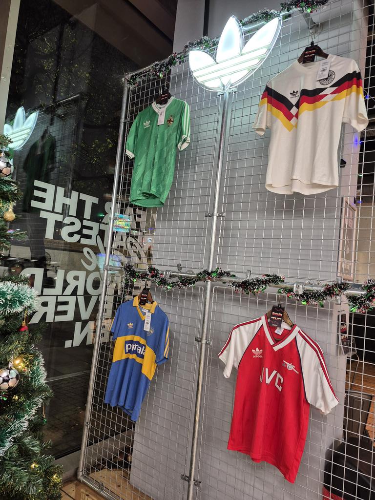 NigroAugusto's tweet photo. Me vine a visitar el classic football shirts de Londres y lo que vi no le sorprende a nadie 

@GorrasCavs @SANGREXENEIZE @Nicoambrogi @luchocofano https://t.co/p1wEnVuiXd