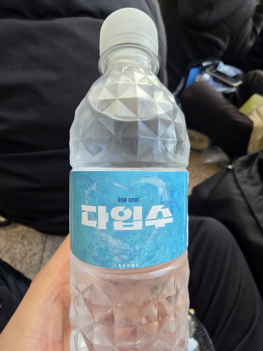 MAXIIXAM0390's tweet photo. 251229 아이브 가요대제전 사녹
떡국세트 왜케 웃기지 ㅋㅋㅋㅋㅋㅋ 개뿜
+ 리즈 솔로 '어른' 부름 https://t.co/EB2ogNJ25O