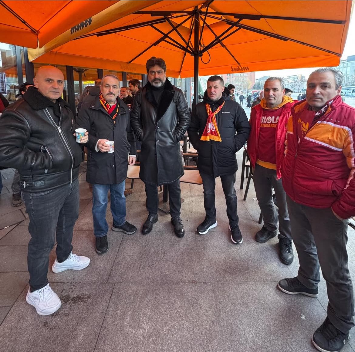 Sevgili Oğuz Altay ve UltrAslan lideri Sebahattin Şirin, Erden Timur’a destek için Çağlayan’da.

#ErdenTimurYalnızDeğildir 💪💛❤️