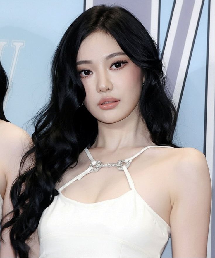 paraglideee's tweet image. Aespa Ning Ning is dating a 4th gen idol female Aespa Giselle