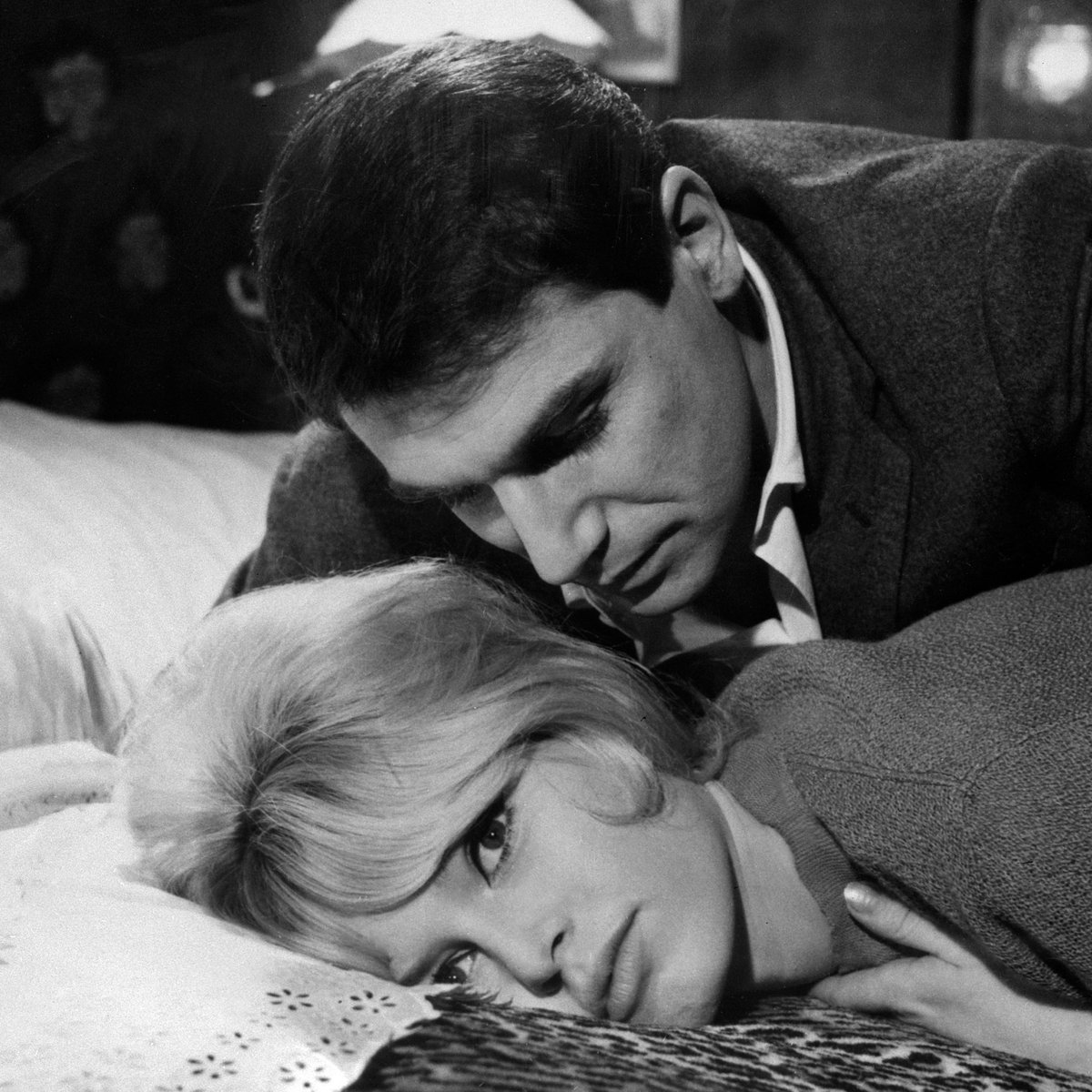 PEGASE83000's tweet image. Un geste quelque peu oublié...

Le 2 décembre 1959 à 21h13, le barrage de Malpasset situé à environ 10 km au nord de Fréjus se rompt brutalement. Un bilan effroyable : 423 morts (dont 135 enfants), 83 blessés, 79 orphelins. 7 000 sinistrés.
À l’époque, BB était au sommet de sa…