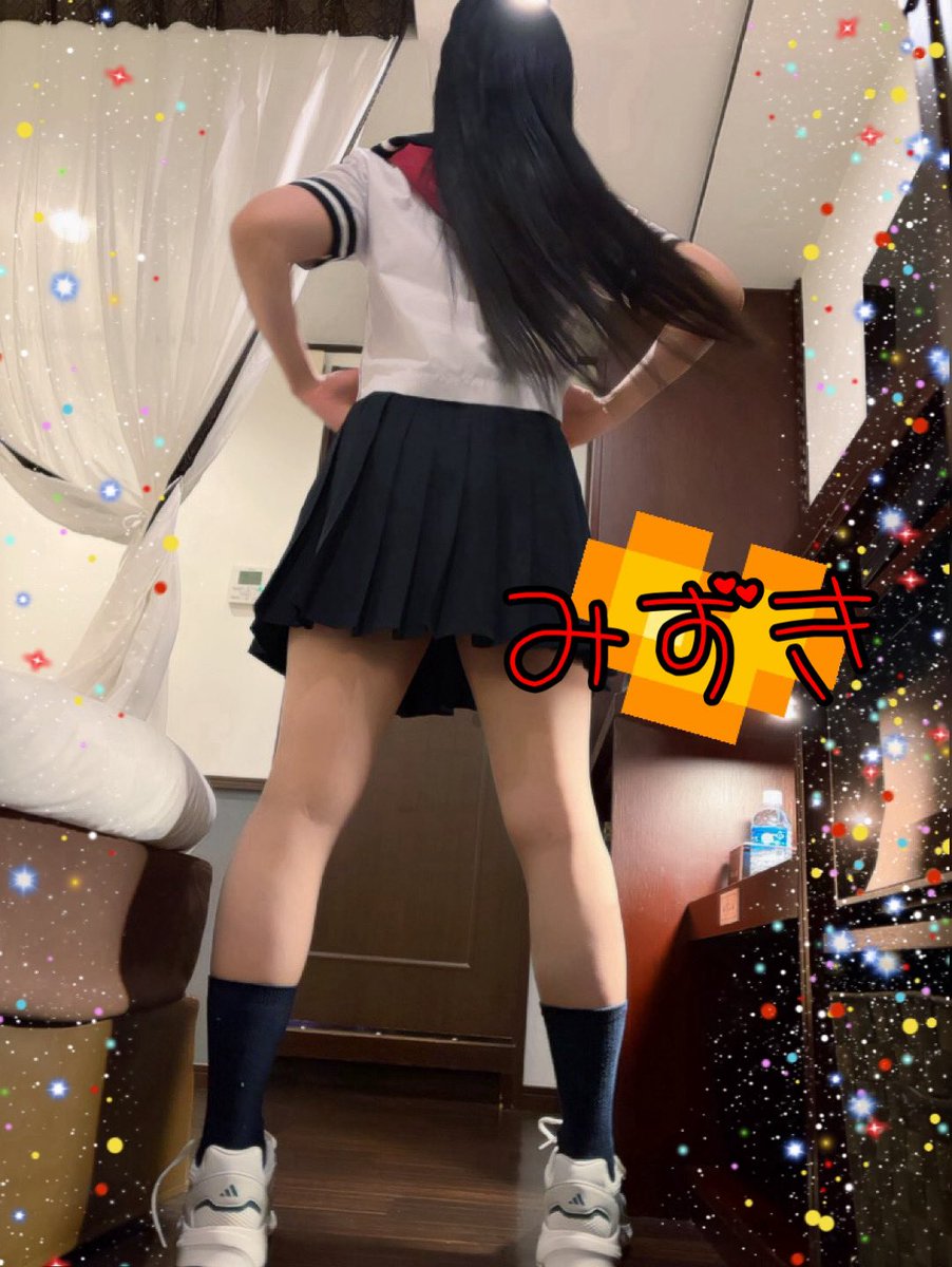 mizuki_mt555's tweet photo. 色々あったけど自分サイズのスニーカー👟ゲットして履いてるので、躍動感ありつつ動いてる私←後半2枚。
髪の毛長いなぁ🙄笑 https://t.co/iw7xP6SA07