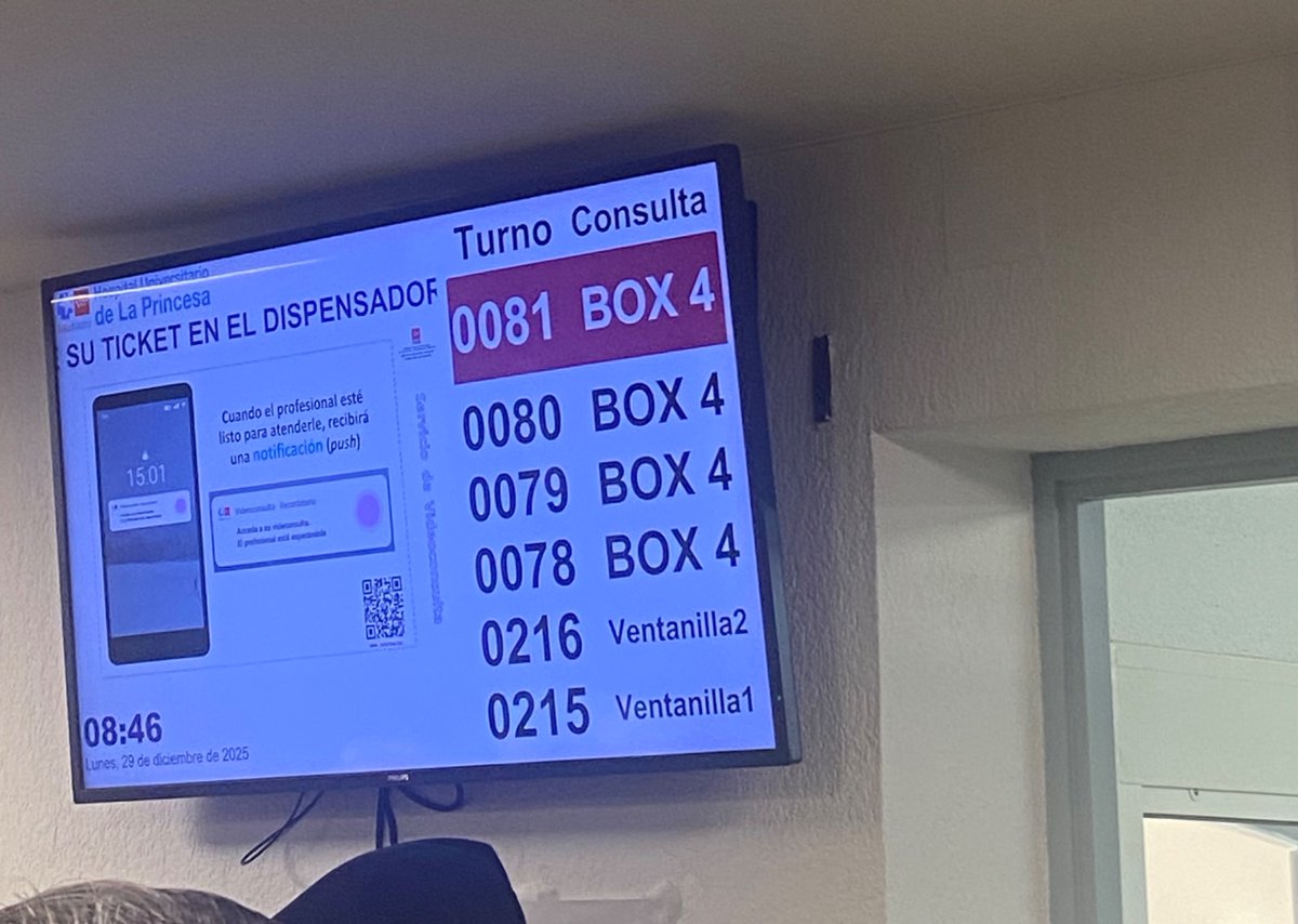 JLCarbonero's tweet photo. Hospital de La Princesa, ahora mismo. Más de 200 personas hacinadas en una datos de espera sin ventilación en pleno pico de gripe para extracciones, con únicamente 3 boxes funcionando. https://t.co/O0T6aRtthK
