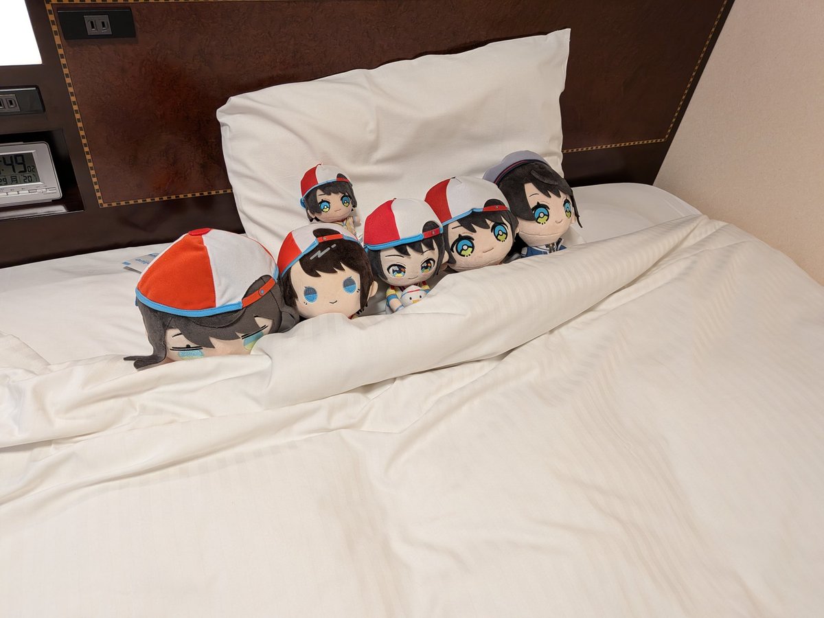 デカい布団で寝る大空スバル (もちころりんが増えた