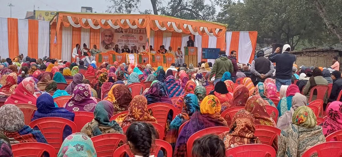 BrijForVikas's tweet photo. ब्लॉक औराई के ग्राम सभा नरथुआ स्थित तालाब को उत्तर प्रदेश शासन द्वारा "अटल जी स्मृति सरोवर" घोषित किया गया
पूर्व में क्षेत्र पंचायत से ४५ लाख से सरोवर में पक्के घाट, सोलर लाइट,  सामुदायिक शौचालय एवम हाई मास्क का कार्य कराया जा चुका है । https://t.co/p4Ll06WrAT