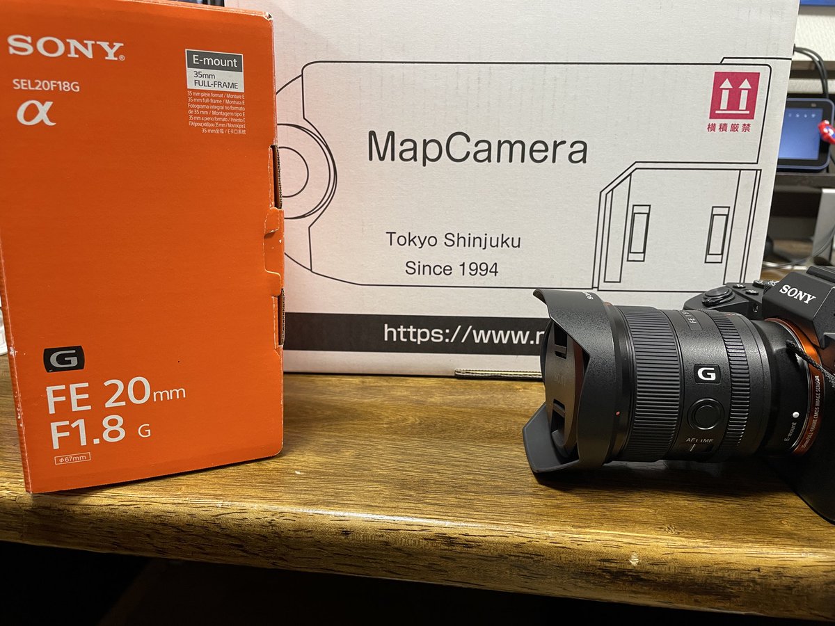 Metgeruder's tweet photo. 新しいレンズが届きました♪

#マップカメラクオリティ #PR #クリスマス @mapcameraより https://t.co/PYhQXRMGyU