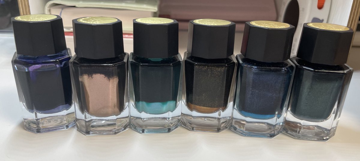 #잉팔잉사 #트잉덕장터 #잉크팔아잉크산다
피에르가르뎅 고양이 펄 잉크 세트 택미포 8.0에 판매합니다!
펄잉을 많이 사용하지 않아서 상태 양호합니다. 잉크 잔량은 사진 확인 부탁드립니다!
구매 문의는 타래 카톡으로 연락부탁드립니다🫶