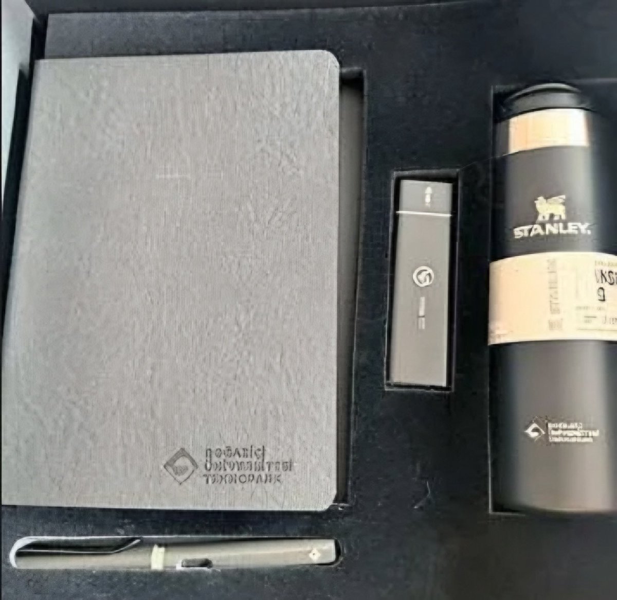 Boğaziçi Üniversitesi Rektörü Naci İnci'nin, öğretim üyeleri için hazırlanan 10 bin TL'lik yılbaşı kutusunu eş, dost ve akrabalarına gönderdiği öğrenildi. (Sözcü - Kaan Özbek)