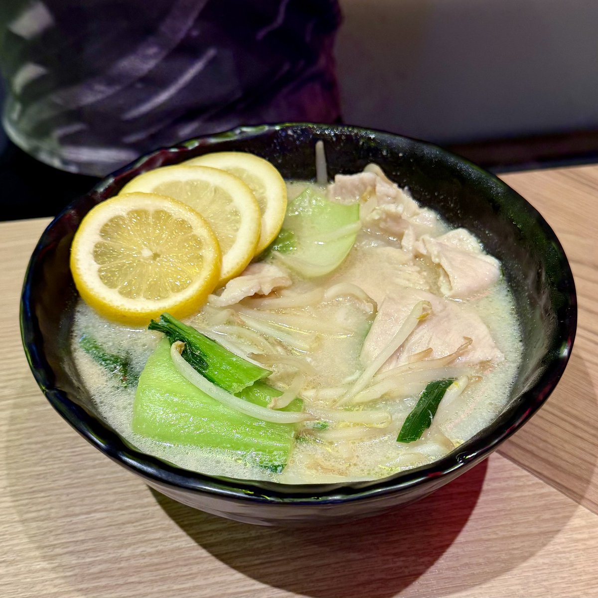 \疲れた体に染み渡る❗️/

刺激の少ないクリアスープに
青梗菜、鶏むね肉など消化に良い食材を入れ
レモンでさっぱり仕上げた
「鳥塩レモン米線」🍋は
飲み会シーズンの救世主
#タムジャイサムゴー #香港発祥 #譚仔三哥