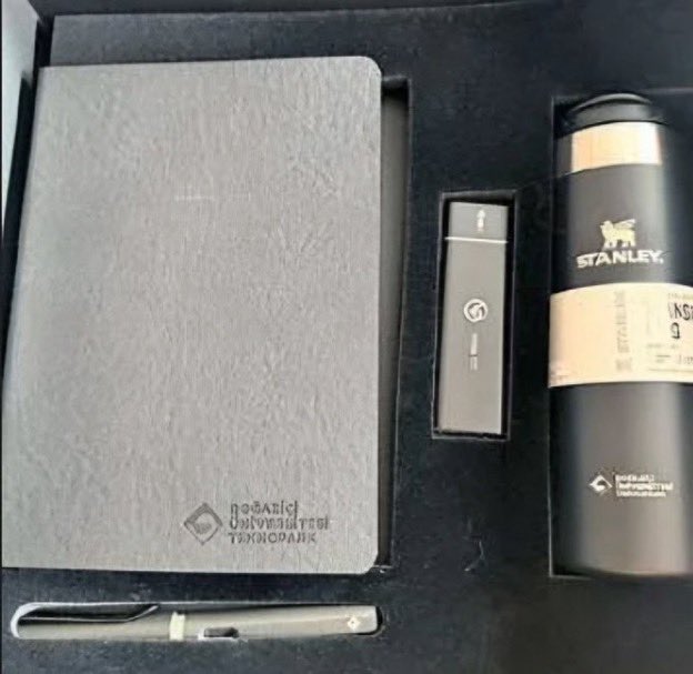 🔴 Boğaziçi Üniversitesi Rektörü Naci İnci'nin, öğretim üyeleri için hazırlanan 10 bin TL'lik yılbaşı kutusunu eş, dost ve akrabalarına gönderdiği öğrenildi. (Sözcü - Kaan Özbek)