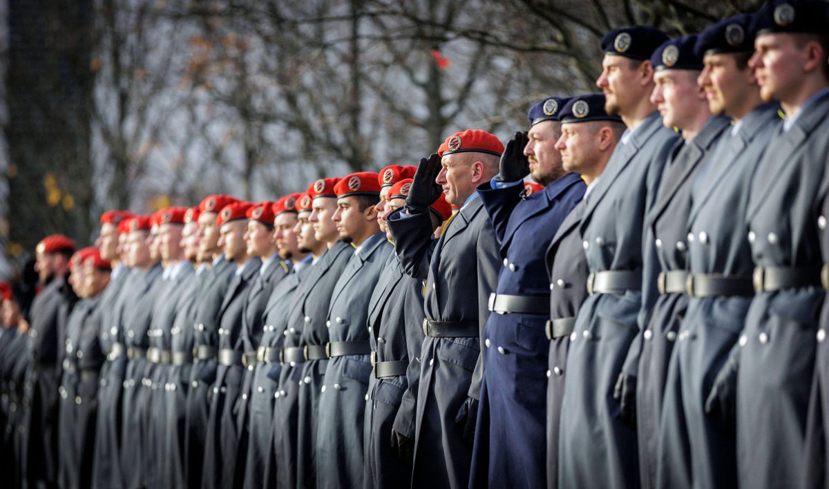 Parlimag's tweet image. Europe is talking conscription again. But it isn’t ready. The problem isn’t finding recruits — it’s keeping them, training them and supporting them. 

@pausoler98 reports: buff.ly/rY7xYZ6