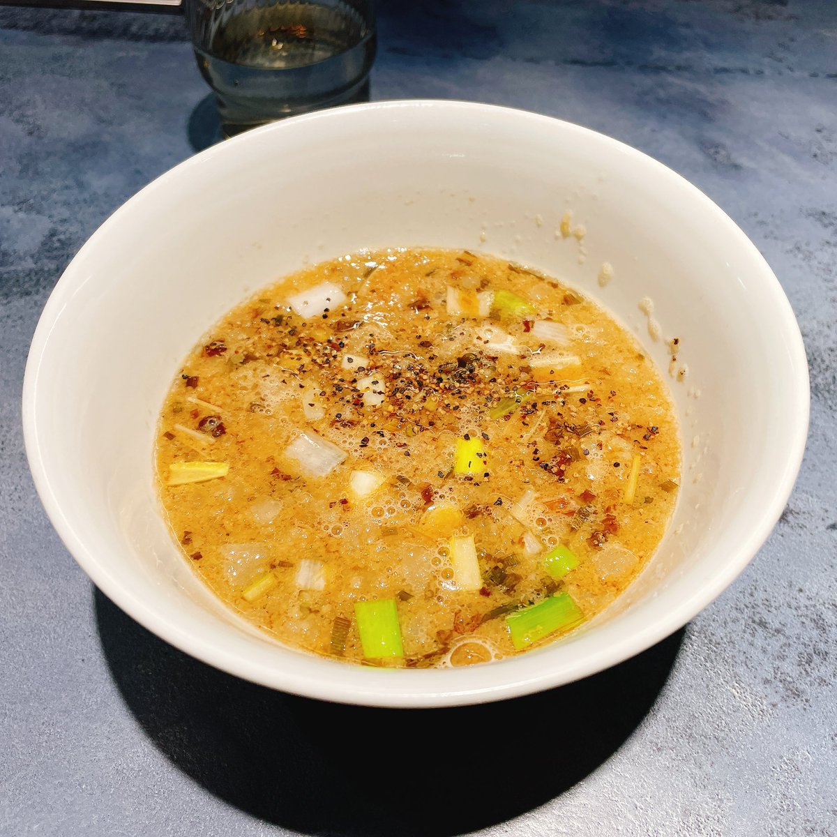 うずとかみなり@本鵠沼

・背脂醤油つけソバ
・ν胡椒飯（小）

本日は妄想納め。
14時〜限定のつけソバで締め。

フワッと煮干しが上品に香るつけ汁にモチモチの麺がタマラナイ。
久我店長、独立後も頑張ってください！

帰りにまさかの貰い事故。
幸いたいしたことはないけど日頃の行いが悪いようだ。