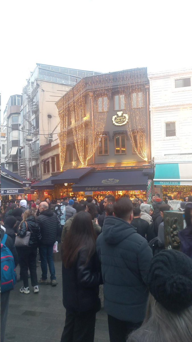 populicc's tweet photo. İstanbul'da her yılbaşı için mekanını süsleyen bir işletmenin, esnafların şikayeti nedeniyle bu yıl süsleme yapmadığı iddia edildi. https://t.co/Y8ct14omPc