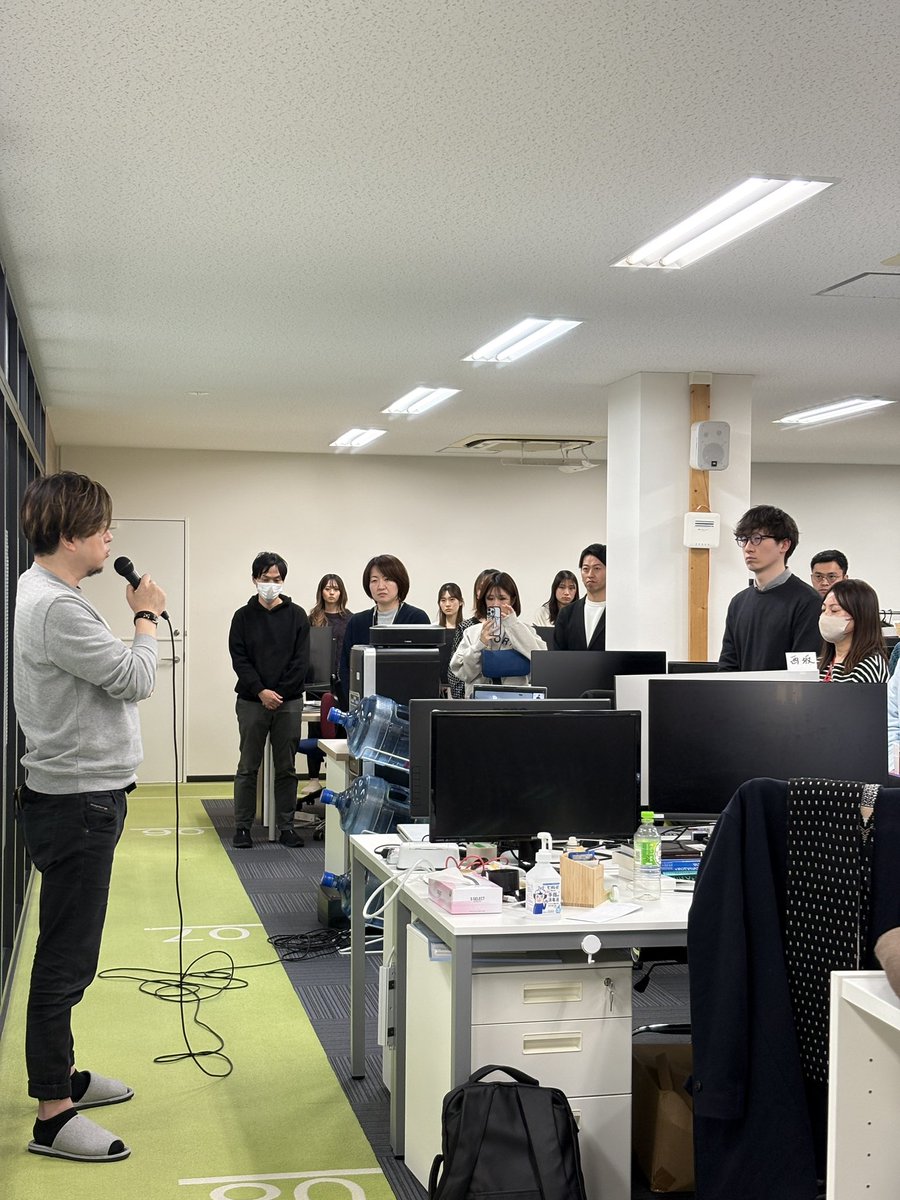 グラッドキューブは本日が仕事納めの日です✨
最後に代表の弘樹さんの挨拶をもって締めくくりとなりました😌
皆さま、良いお年をお迎えください🍊