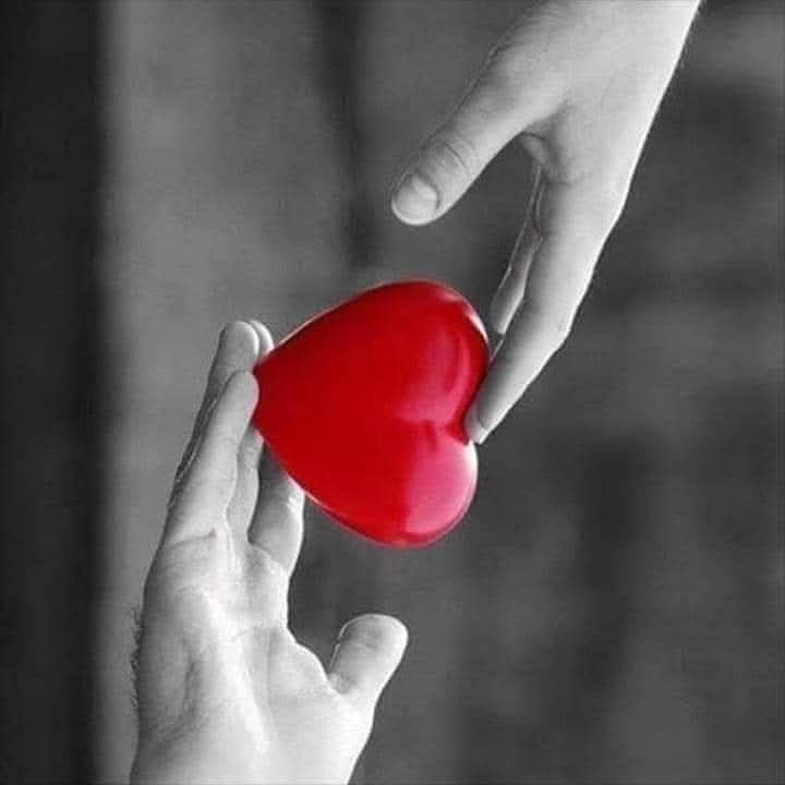 #Scritturebrevi
Ci tenemmo stretti,
seppur lontani e distanziati dal silenzio 
seppur con la mente nella mente altrui,
rimanendo circondati dal suo respiro,
da un viso nel quale perdersi fu,
così semplice..