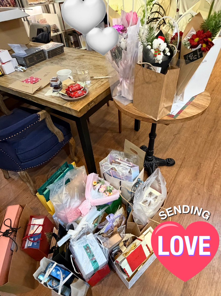 aa_thurrr's tweet photo. 27일 사인회날 따뜻하게 잘 들어가셨을까요?
조금 늦은 후기이지만, 독자님들 직접 만나뵙게 되어 정말 기쁘고 영광이었습니다!🥰🫧

추운 날씨에도 시간내어 자리해 주셔서 진심으로 감사드립니다. <펄>이라는 작품을 처음 알게 되면서, 웹툰을 준비하기 시작하던 무렵에는 이렇게 귀한 순간들이 찾아오리라고는 감히 상상하지 못했어요. 

3년이 훌쩍 흐른 지금, 웹툰을 작업했던 것 이상으로 독자님들께서 표정과 목소리로 들려주신 진주같은 감상들이 무엇보다 마음에 깊이 와닿았던 꿈같은 하루였습니다. 좋은 작품을 만나게 되어 정말 행운이었다고 생각합니다. 선물같은 순간을 만들어 주셔서, 행복한 에너지 한가득 나누어 주셔서 정말 감사드립니다. 

다사다난했던 한 해였지만 연말은 따뜻하고 포근하게 마무리하실 수 있었으면 좋겠습니다. 늘 건강하시고 행복하시고, 새해 복 많이 받으세요!🙇‍♀️🙇‍♀️❤️‍🔥❤️‍🔥