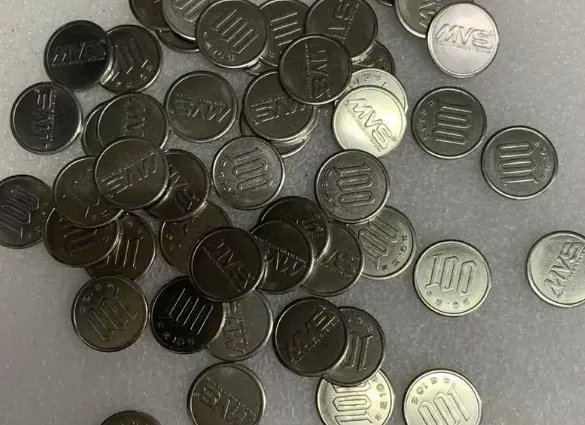 crx7601's tweet photo. 【緊急】中国通販のアリエクスプレス、日本円100円玉と大きさや見た目(反面)が完全に一致している通貨をコインを販売「偽通貨流通させろと？」
https://t.co/makvgHRCOF https://t.co/QibktzzkJS
