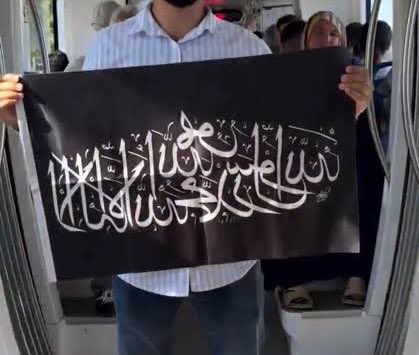 Işid paçavrası budur.
Bunu sosyal medyada birçok şeriatçı teröristin profilinde görebilirsiniz.
Sanalda veya gerçekte gördüğünüzde ivedilikle emniyete haber verin.