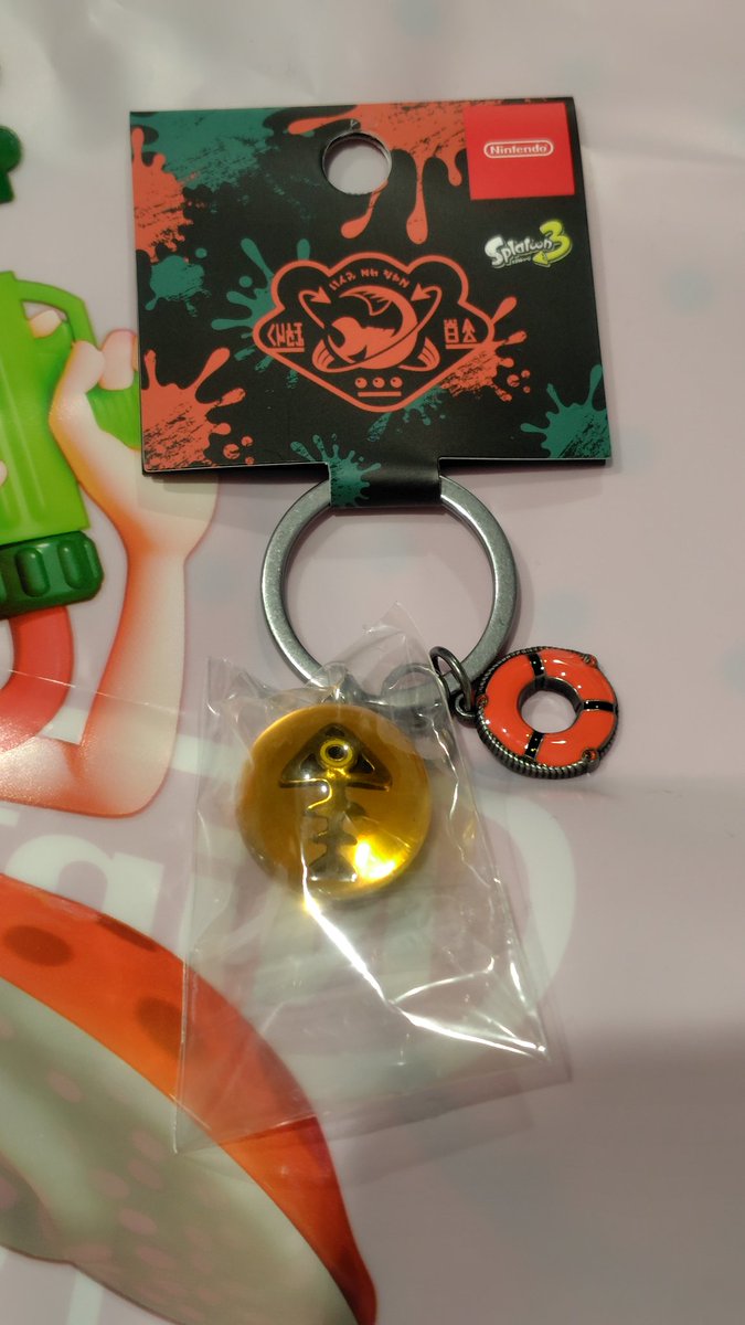 ニンテンドー東京に行って手ぶらで帰るものアレなので
金イクラのキーホルダー買ってきた( '∀`)綺麗♪
(メトロイドのタンブラー買うか迷ったけど5千円したので諦めたw(;'∀`)) 