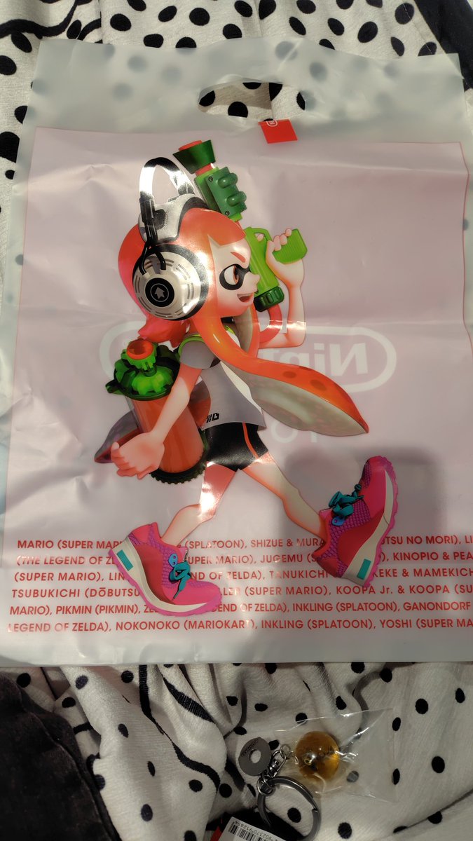 ニンテンドー東京に行って手ぶらで帰るものアレなので
金イクラのキーホルダー買ってきた( '∀`)綺麗♪
(メトロイドのタンブラー買うか迷ったけど5千円したので諦めたw(;'∀`)) 