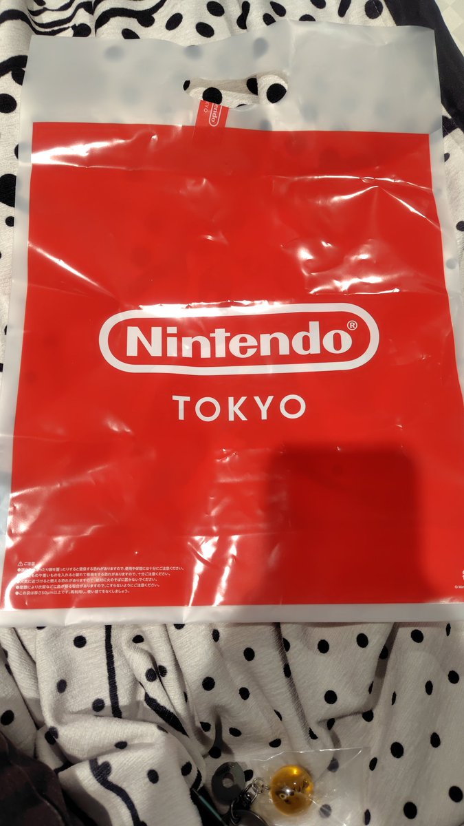 ニンテンドー東京に行って手ぶらで帰るものアレなので
金イクラのキーホルダー買ってきた( '∀`)綺麗♪
(メトロイドのタンブラー買うか迷ったけど5千円したので諦めたw(;'∀`)) 