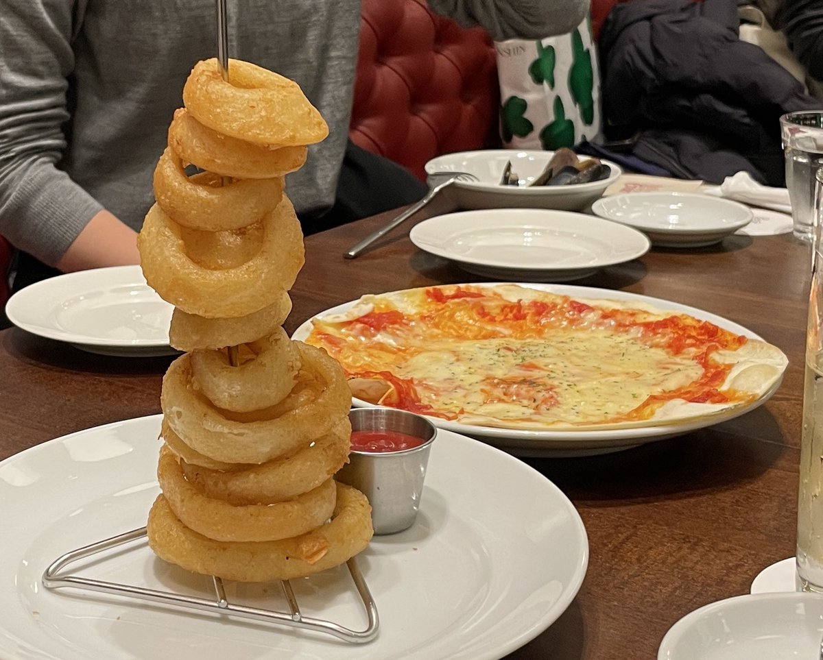 yYNNHVYaO4NuewD's tweet image. 先日はベルギーパビリオンのレストランを運営してた
Belgian Pub Antwerp Six (ベルジアンパブ アントワープ シックス)さんへ！

万博の時そのまんまの入れ物でポテトが食べれて感動🥹
万博の時に飲んだビールを飲みながら、あの時売り切れで食べれなかったワッフルをリベンジ出来て良かったー！！…