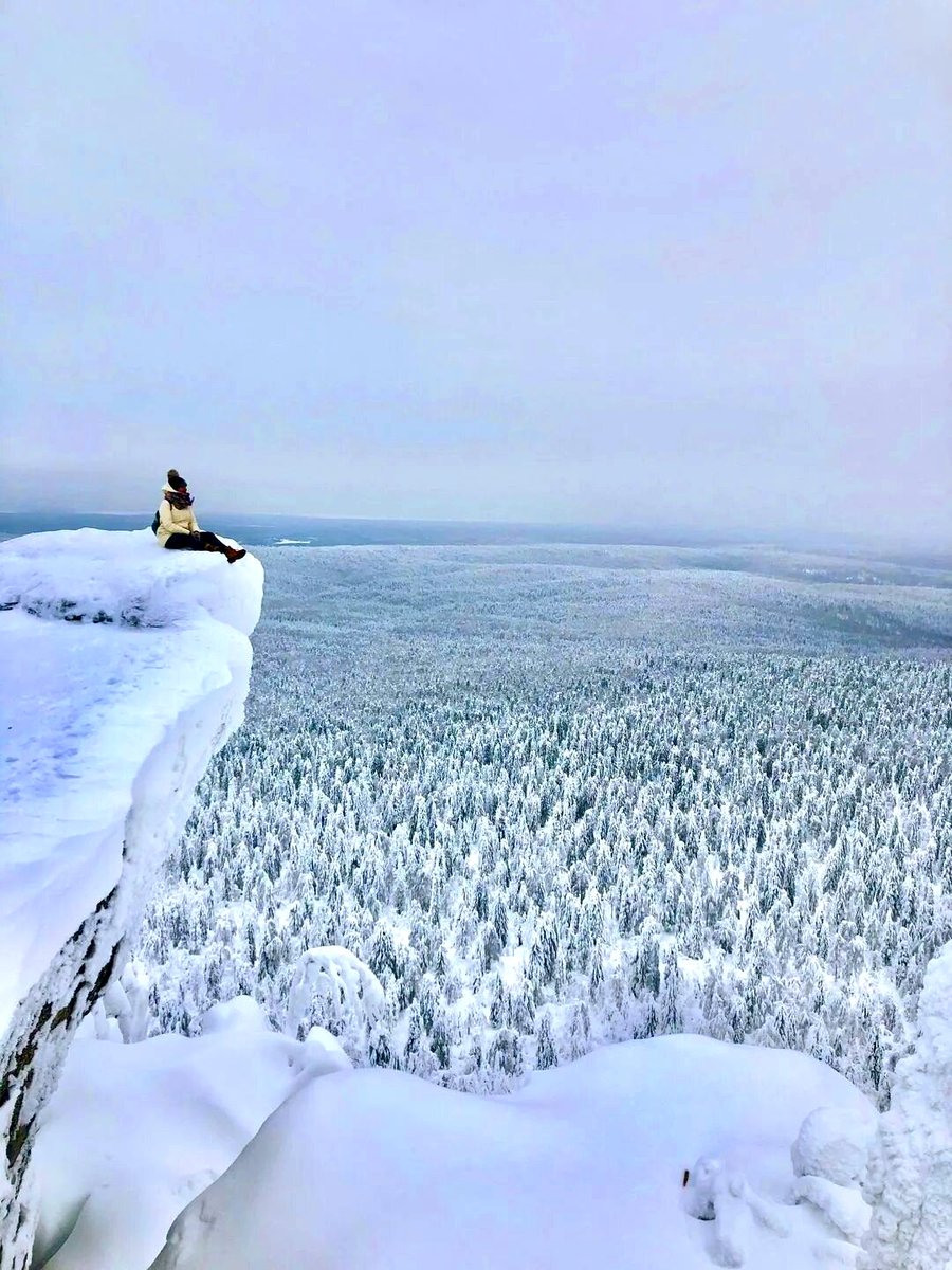 Север Пермского края, Красновишерский район, обзорная гора под названием Полюдов Камень. Сюда организованы экскурсии, для того, чтобы представить взору просторы замёрзшей уральской тайги.