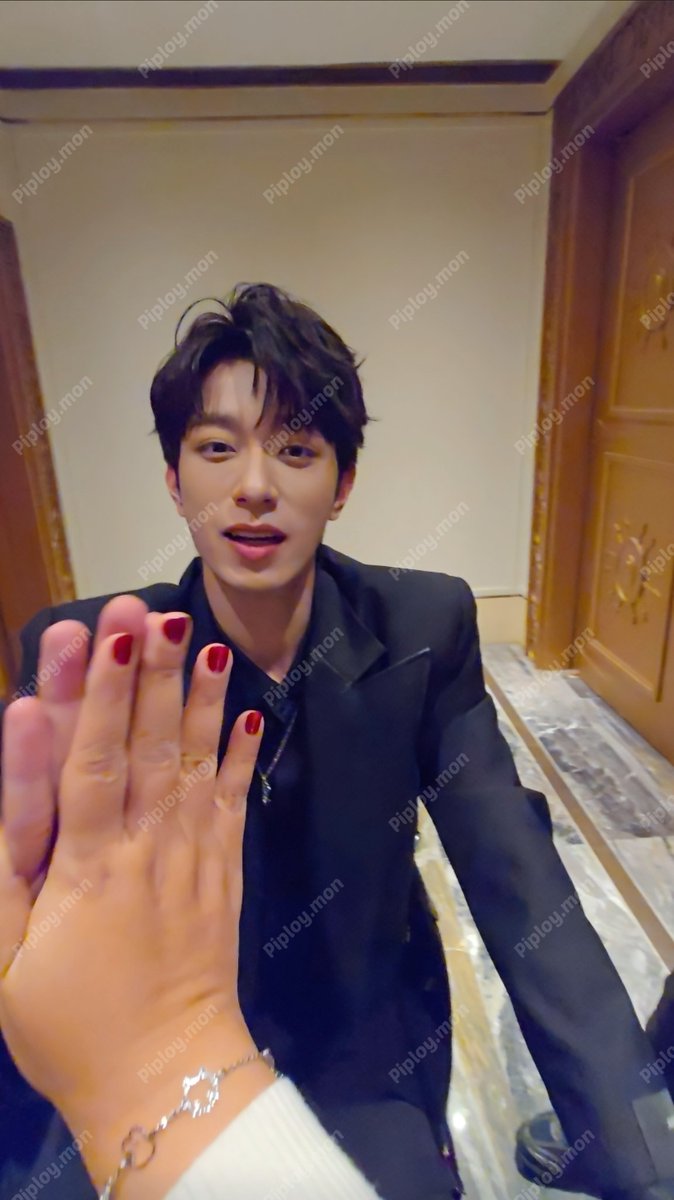 คือว่า...สรุปทุกคนทาเล็บแดงเหรอ 😂😂😂