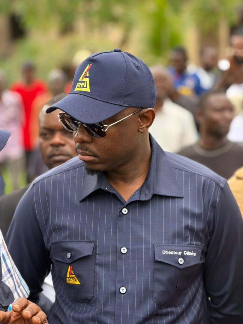 🔴🔴
#RDC
#SNEL
SNEL SA : <a href="/ted_lwamba/">Teddy Lwamba</a> traque les poches noires à Badiadingi

Ce dimanche 28 décembre, le Directeur général de la Société Nationale d’Électricité (SNEL SA), le Prof Dr Ir <a href="/ted_lwamba/">Teddy Lwamba</a>, a effectué une descente de terrain marathon consacrée à l’amélioration du réseau