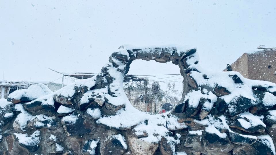 بالصور.. مدينة عامودا في كوردستان سوريا رؤژئاڤا تتوشح بالبياض 