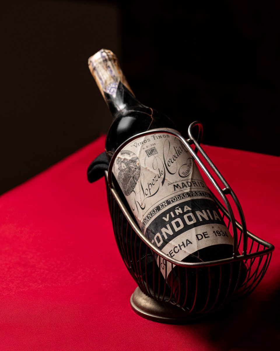 Viña Tondonia Gran Reserva 1934 es un espectáculo. Un tinto legendario de R. López de Heredia. Un vino maravilloso que después de 91 años muestra una entereza inaudita. Quizás el mejor Tondonia que hemos probado. ¡Una botella increíble! #vinodeldía bit.ly/4axfk29
